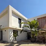 Bord De Avec Piscine Et Jardin Tropical - Seaside With Pool And Tropical Garden Villa