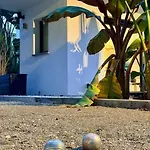 Bord De Avec Piscine Et Jardin Tropical - Seaside With Pool And Tropical Garden
