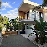 Bord De Avec Piscine Et Jardin Tropical - Seaside With Pool And Tropical Garden *