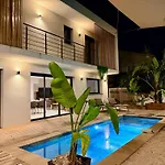 Bord De Avec Piscine Et Jardin Tropical - Seaside With Pool And Tropical Garden Villa *