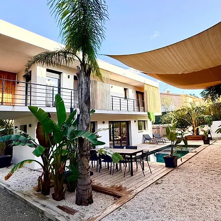 Bord De Avec Piscine Et Jardin Tropical - Seaside With Pool And Tropical Garden